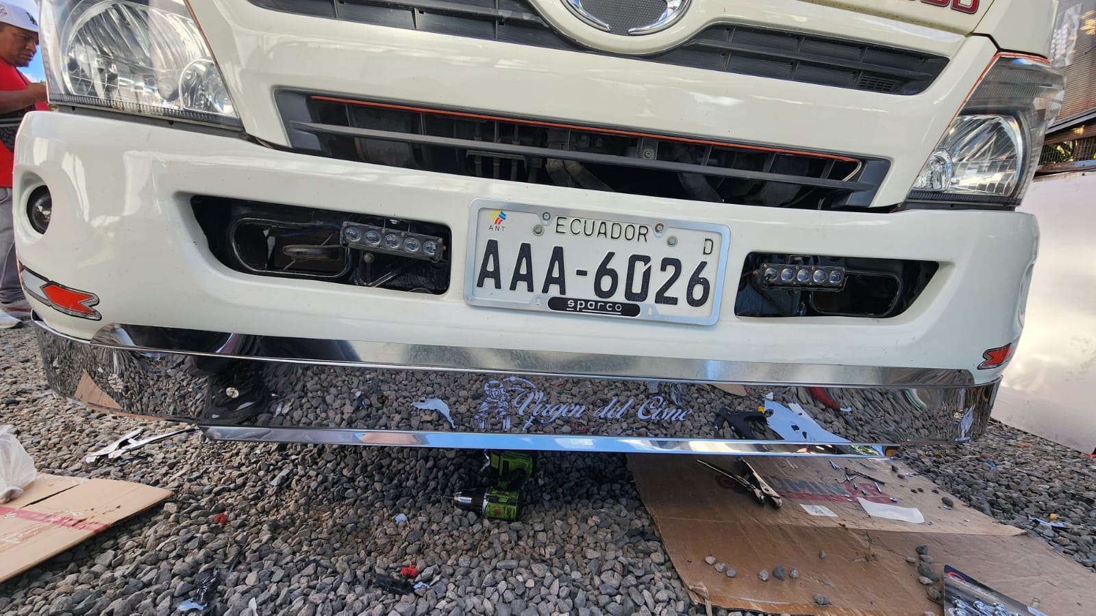 Trabajo de corte láser en camión